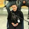 La madre de la niña muerta en Santa Pola se encara e insulta a los etarras