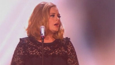 Una radiante Adele se convierte en protagonista de los Brit