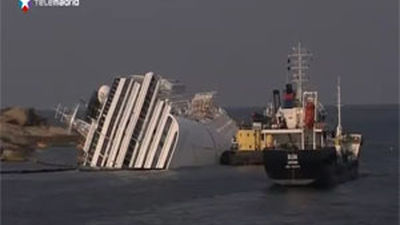 Localizados cuatro cadáveres dentro de la parte sumergida del 'Costa Concordia'