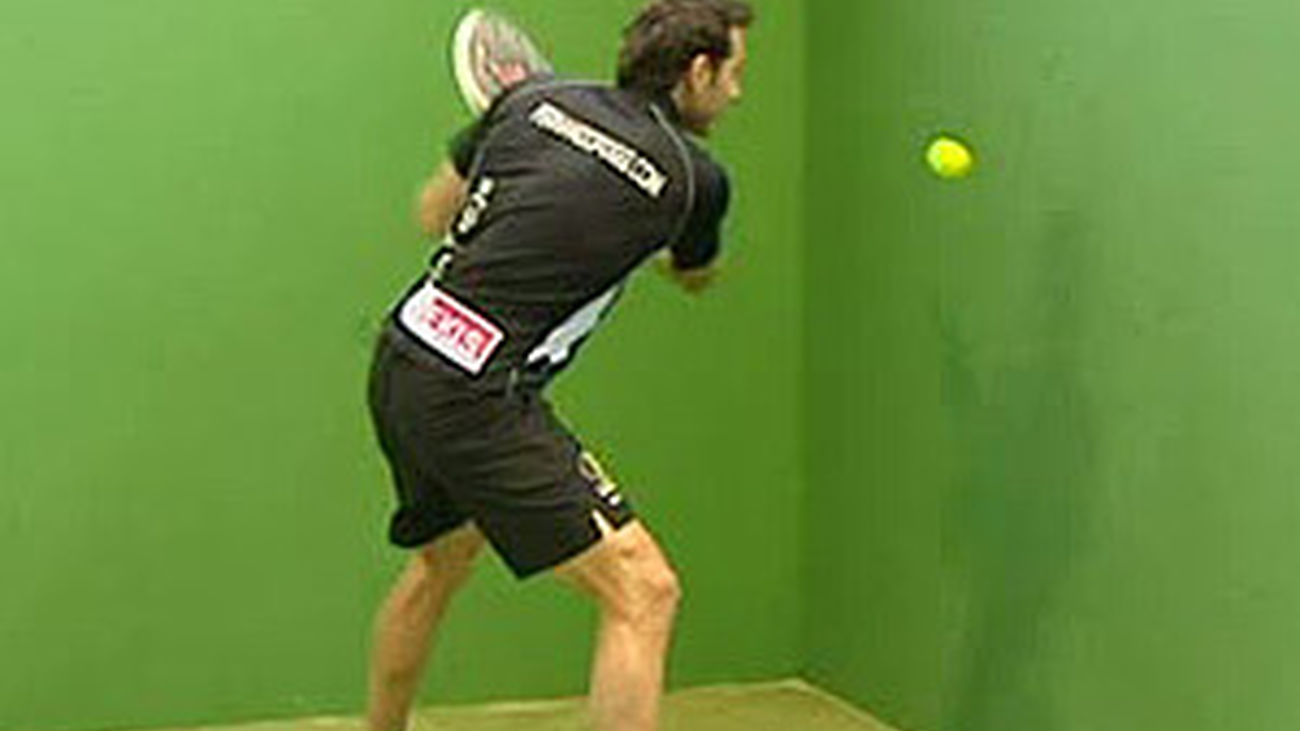 Curso de pádel: Salida de pared de revés