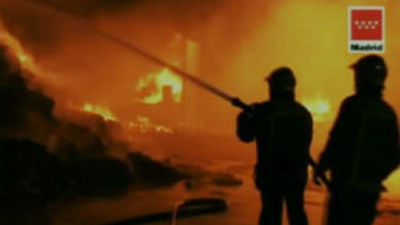 Controlado el incendio de una chatarrería  en Serranillos, donde han trabajado 90 bomberos