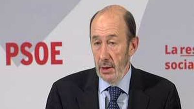 Rubalcaba: "El PP se ha manifestado con los obispos y el PSOE con  los sindicatos"