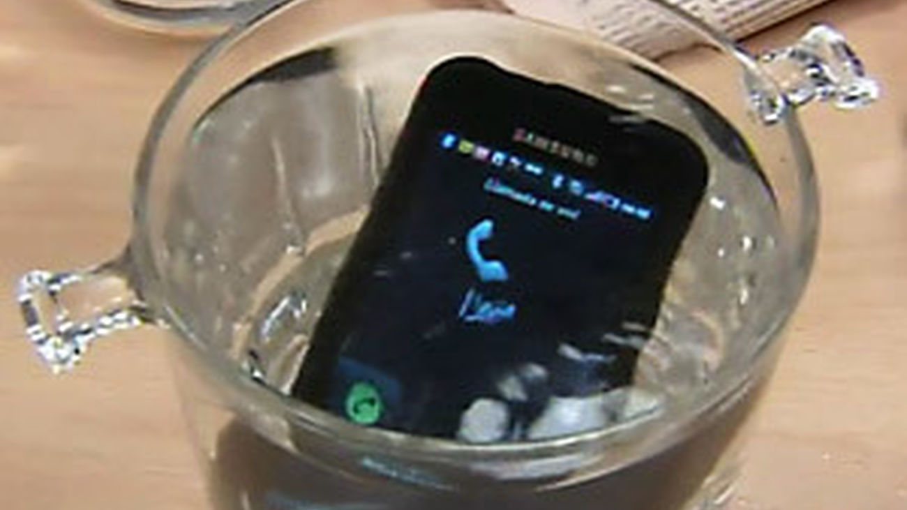 Un líquido en el puedes meter el móvil