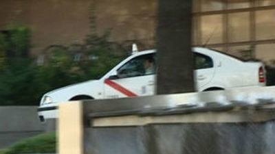 Taxistas pagan comisiones a los empleados de hoteles que les consiguen carreras a Barajas