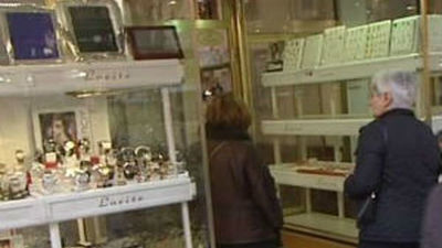Hacen hasta cuatro butrones para entrar en una joyería de Carabanchel