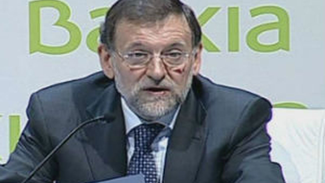 Rajoy pide a la banca crédito a proyectos viables y familias solventes