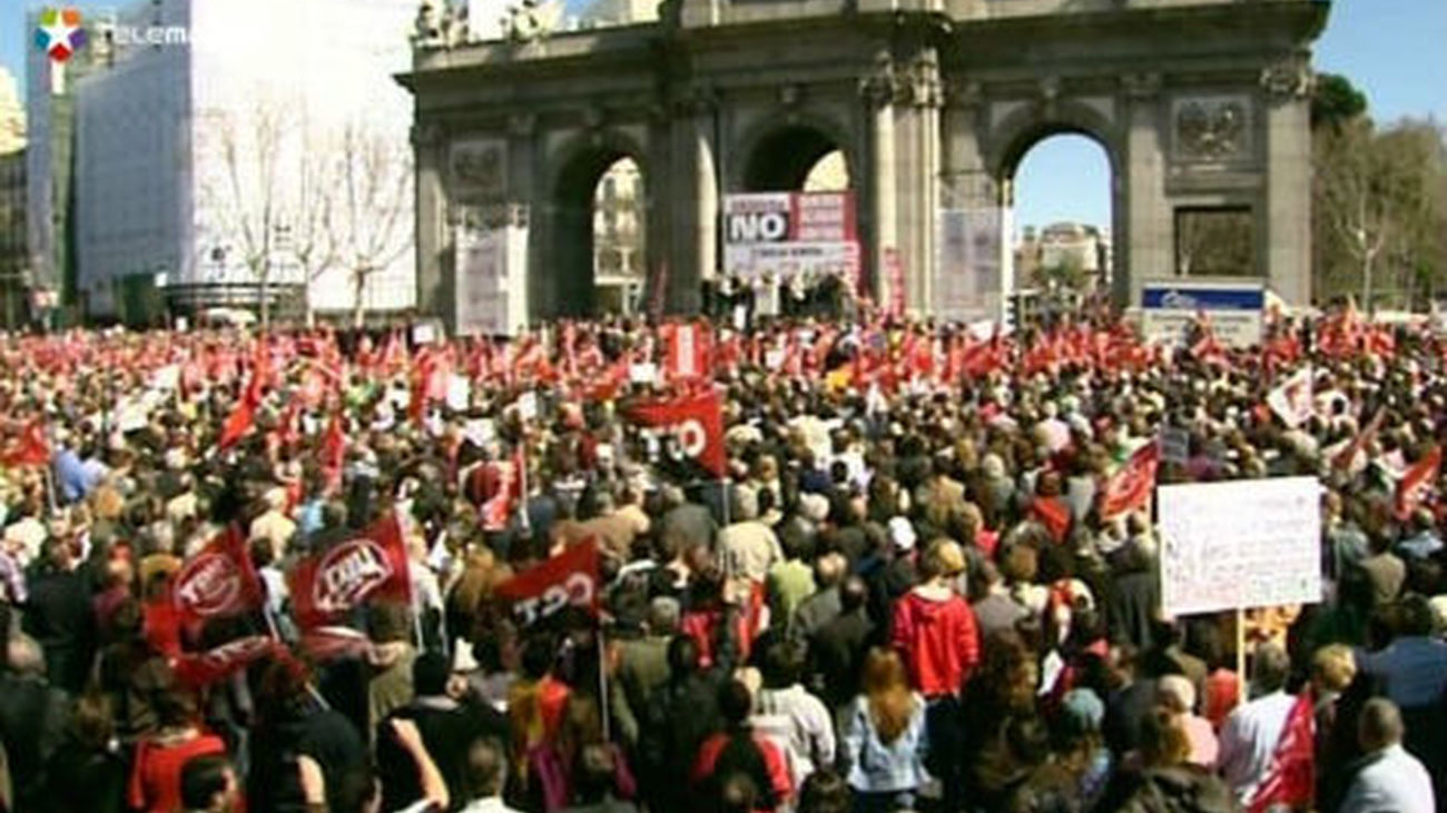 Miles de ciudadanos salen a la calle en 60 ciudades contra la reforma laboral