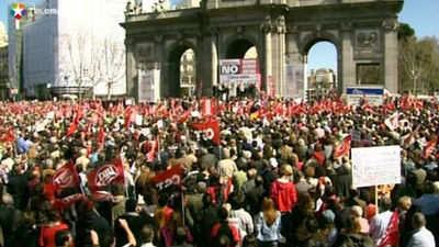 Miles de ciudadanos salen a la calle en 60 ciudades contra la reforma laboral
