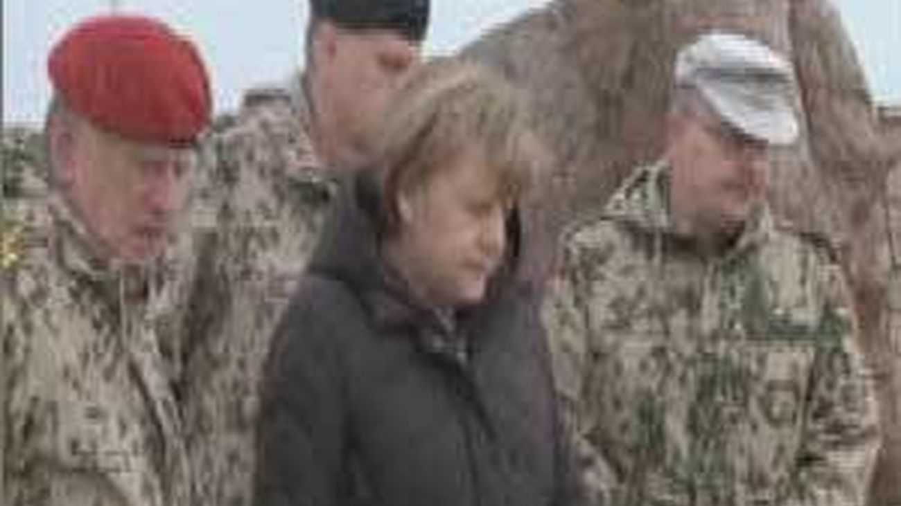 Merkel viaja por sorpresa a Afaganistán y pone en duda la retirada en 2014 de las tropas de la ISAF