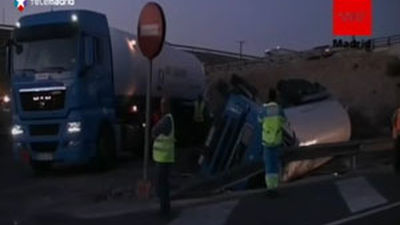 Vuelca un camión con 20 toneladas de nitrógeno líquido en el acceso a la M-50