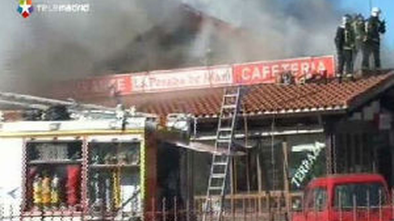 Un incendio arrasa la cubierta  de madera de un restaurante de La Cabrera