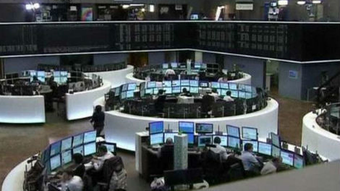 España coloca 5.044 millones en letras y baja su interés cerca de medio punto