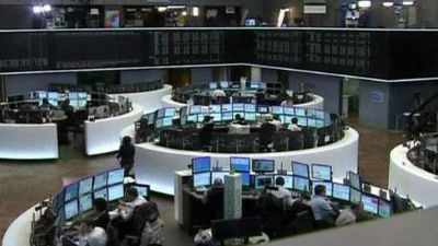 España coloca 5.044 millones en letras y baja su interés cerca de medio punto