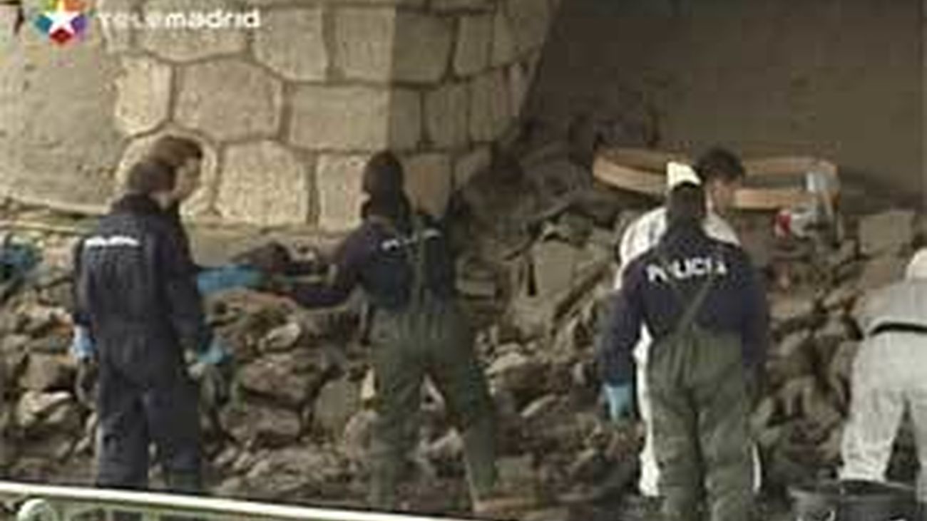 La Policía draga el Manzanares, en el puente de la Reina, buscando el cadaver de un serbio