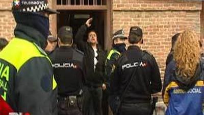 Desalojan a 6 familias que 'okupaban' un antiguo cuartel de la Benemérita en Fuencarral