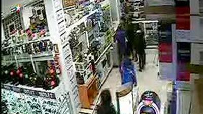 Un hombre encapuchado asalta con violencia una tienda de móviles en Pueblo Nuevo