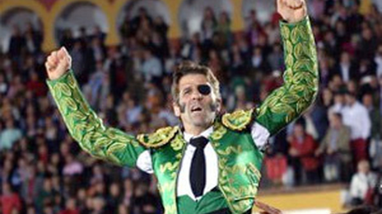 Juan José Padilla volvió por todo lo alto abriendo la Puerta Grande de Olivenza