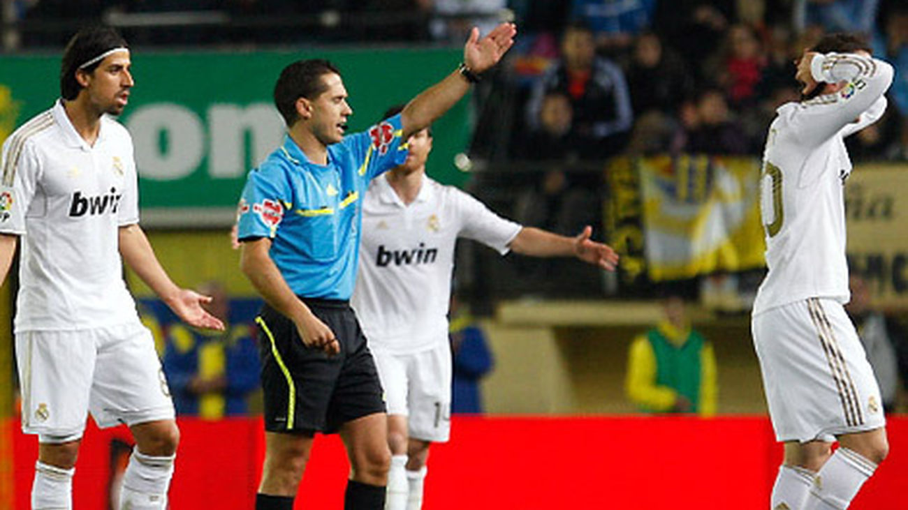 Özil y Khedira se lamentan tras la expulsión del primero en el Villarreal - Real Madrid