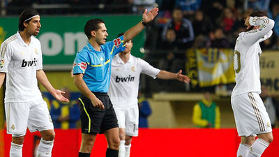 El Madrid da otro paso atrás y acaba con nueve en un mal partido