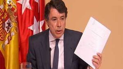 González muestra documentos que acreditan que el piso de Estepona no es suyo