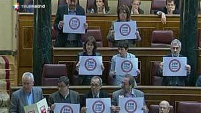 IU invita a los diputados a la huelga y Báñez le dice que "lo fácil es esconderse tras la pancarta"