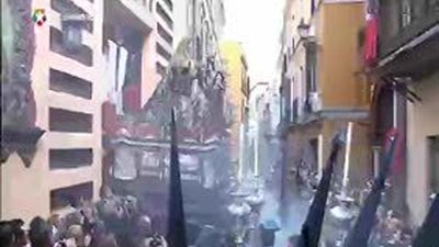 La lluvia da un respiro a las procesiones del Viernes Santo
