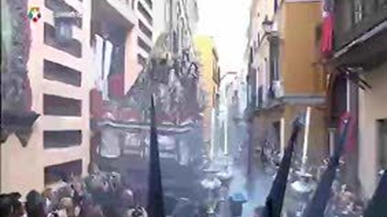 La lluvia da un respiro a las procesiones del Viernes Santo