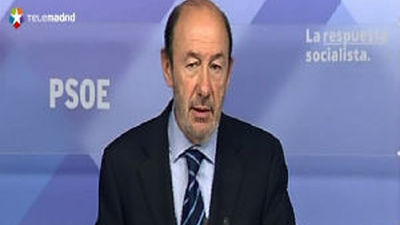 Rubalcaba ofrece consensos al PP, que "lo pinta todo negro para dar hachazos"