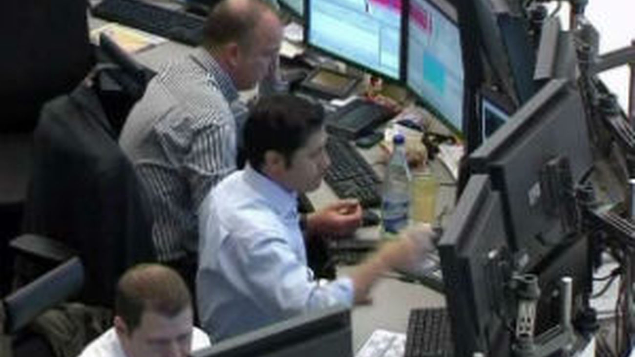 El IBEX cae el 0,02 % en la apertura y la prima de riesgo sube a 553 puntos