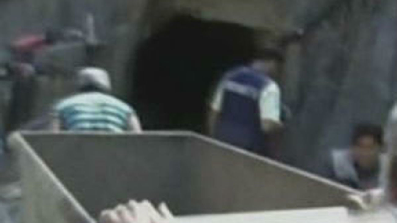 Perú constriye un túnel de madera para rescatar a los nueve mineros atrapados