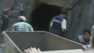 Perú construye un túnel de madera para rescatar a los nueve mineros atrapados