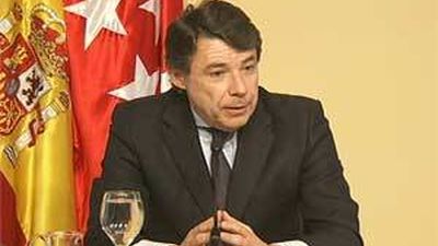 El ministro del Interior revela que González fue investigado ilegalmente