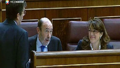 Rubalcaba pide a Rajoy recomponer el diálogo y el presidente le dice que "está abierto a ello"