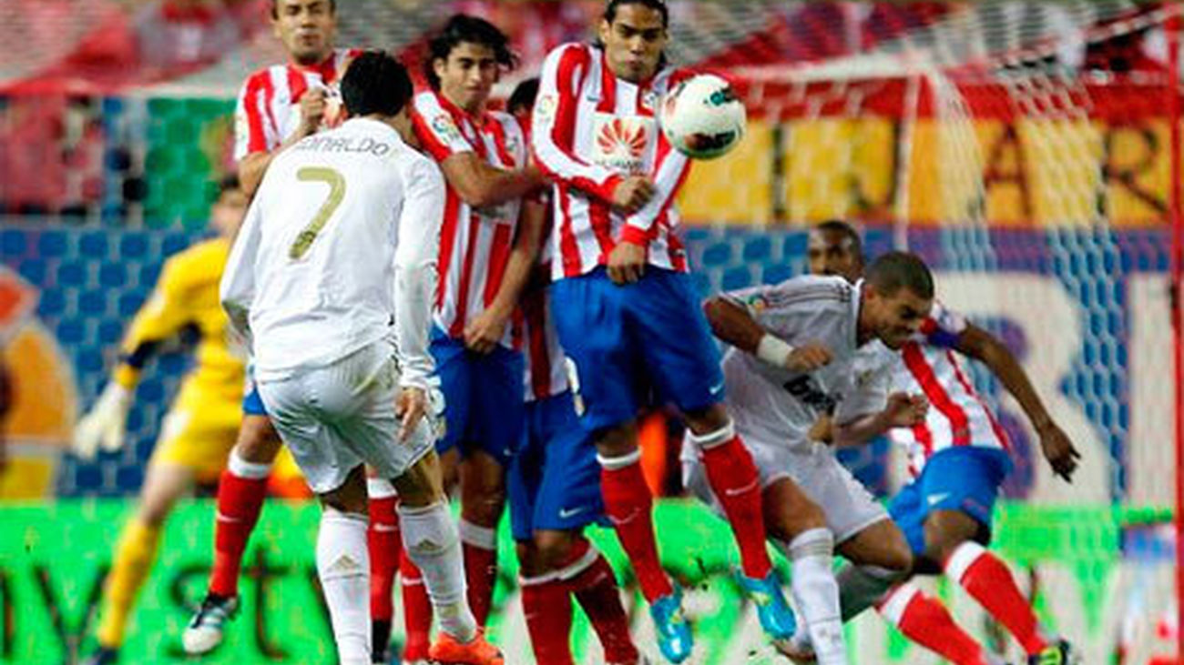 Cristiano Ronaldo lanza la falta que se convertiría en el primer gol del Real Madrid en el derbi contra el Atlético