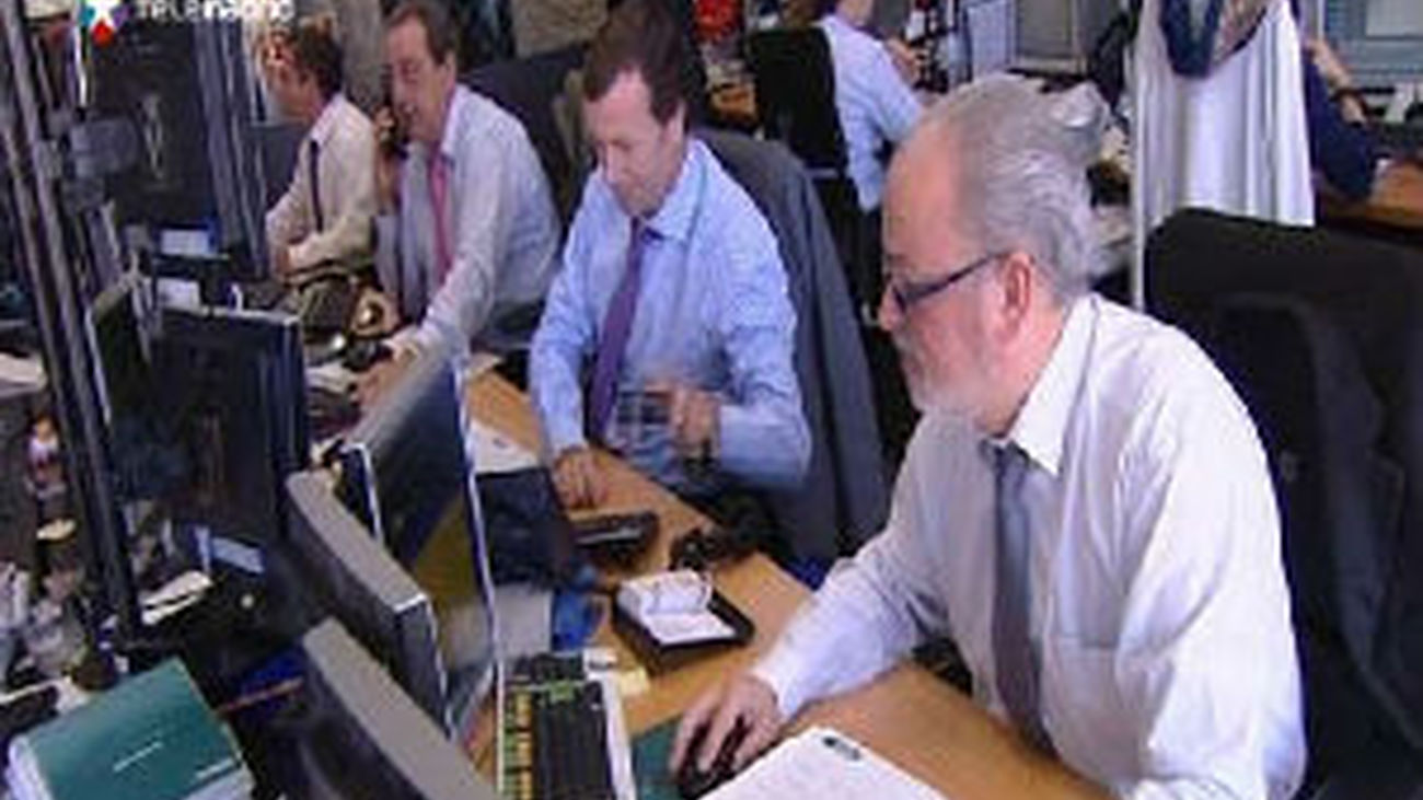 El bono a 10 años baja del 4,4 % y la prima de riesgo cae a 251 puntos