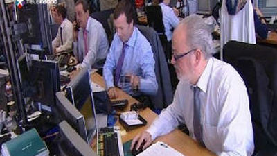 El bono a 10 años baja del 4,4 % y la prima de riesgo cae a 251 puntos