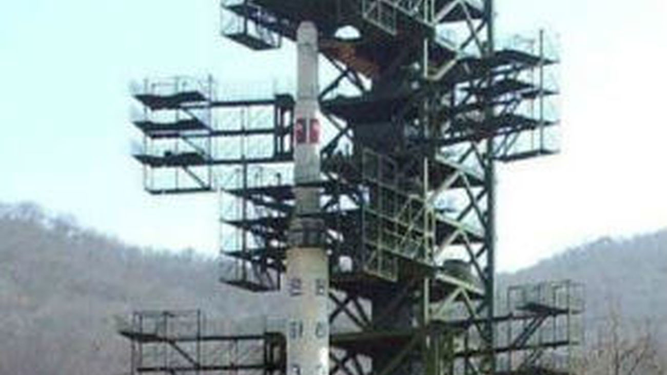 Pyongyang asume el fracaso de su satélite en su último desafío internacional