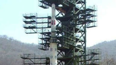 Pyongyang asume el fracaso de su satélite en su último desafío internacional