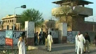 Los talibanes atacan una prisión en Pakistán y liberan a casi 400 reclusos