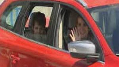 El nieto de los reyes abandona con su madre el hospital Quirón tras recibir el alta