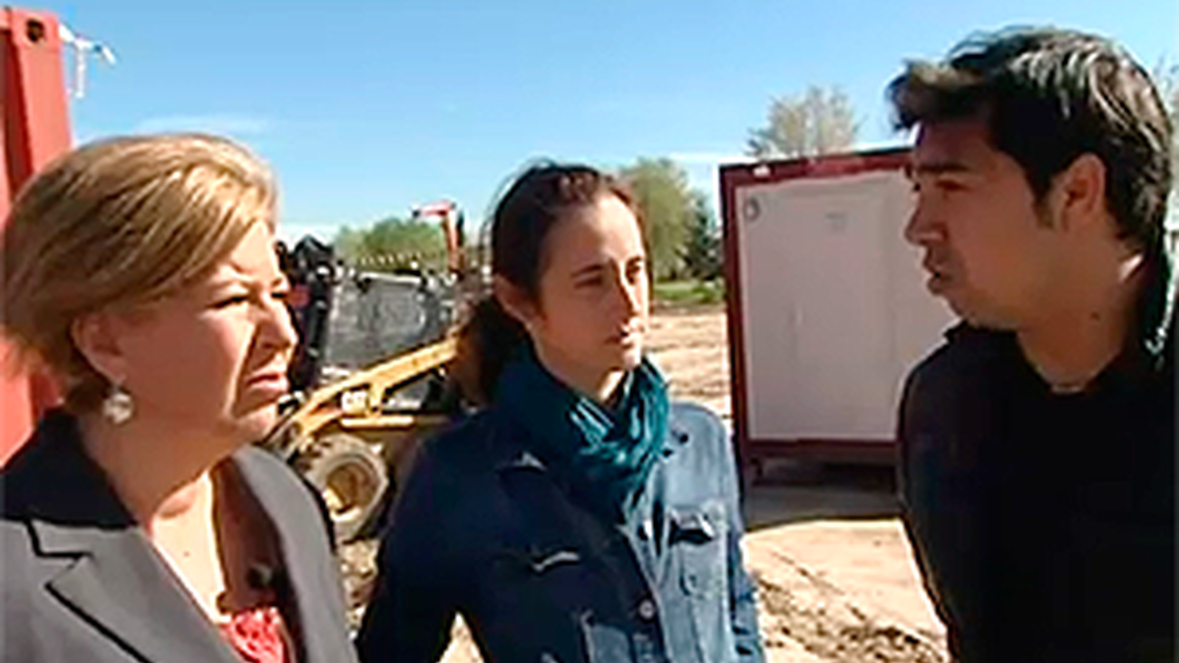 Maru Menéndez (PSOE), con el AMPA del centro Auxías March