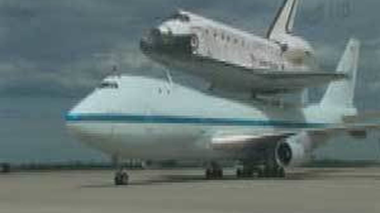 El Discovery aterriza en el aeropuerto de Dulles tras su último vuelo