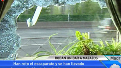 Rompen con un mazo el escaparate de un bar y se llevan la recaudación