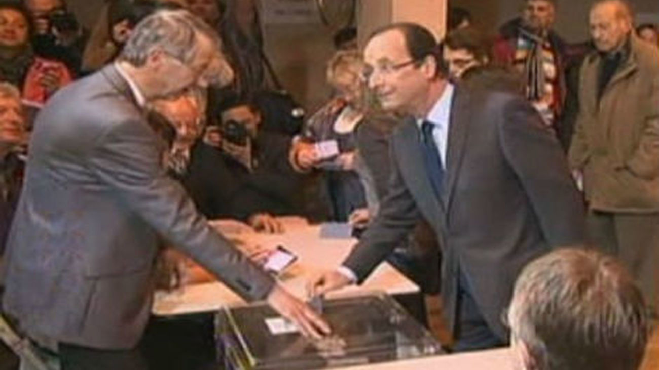Hollande se impone a Sarkozy y se convierte en favorito para presidir Francia