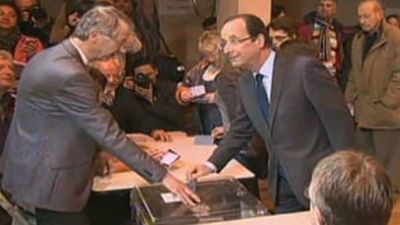 Hollande se impone a Sarkozy y se convierte en favorito para presidir Francia