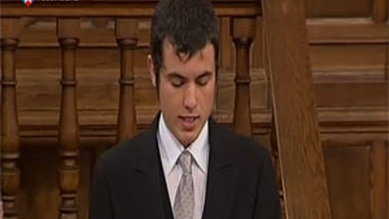 El nieto de Nicanor Parra recibe el Premio Cervantes de manos del príncipe