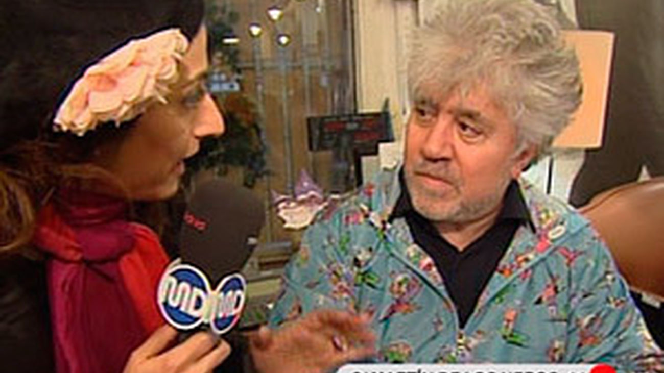 Almodóvar firma sus guiones en el Día del Libro