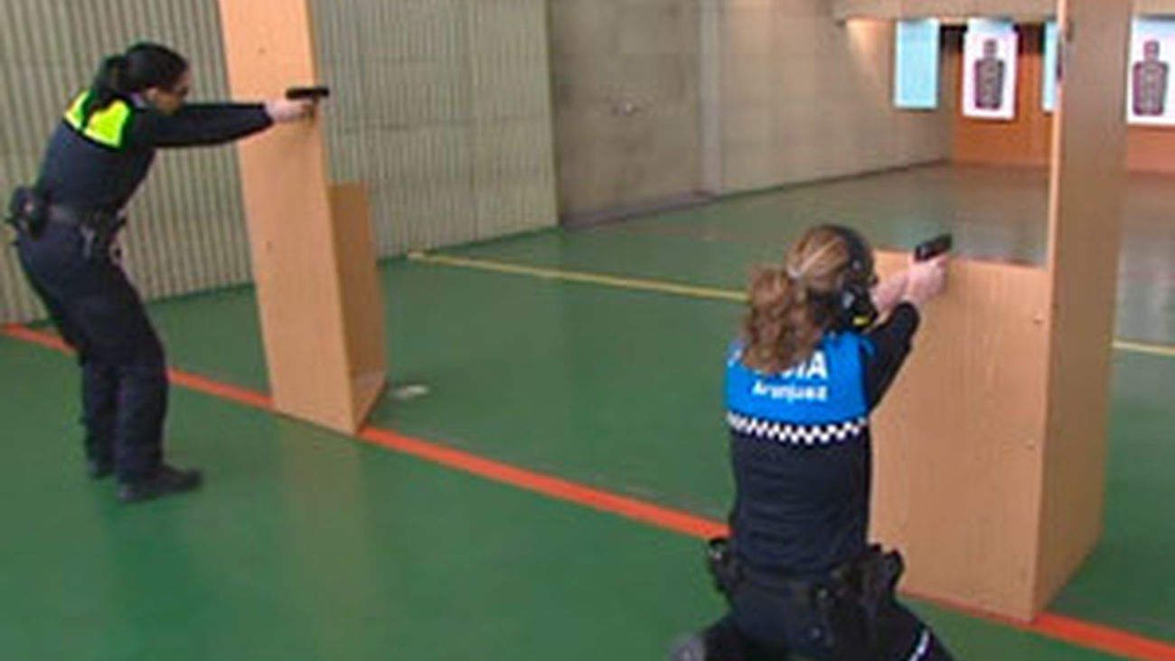 Curso de tiro para mujeres policía