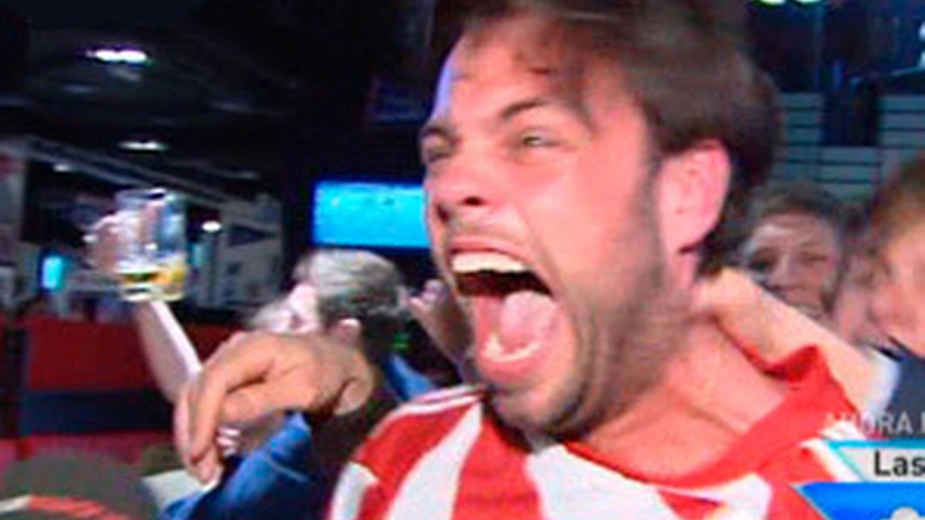 Sonrisas y lágrimas en el bar