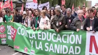 La lluvia y el Puente de Mayo  deslucen la marcha en Madrid contra los recortes